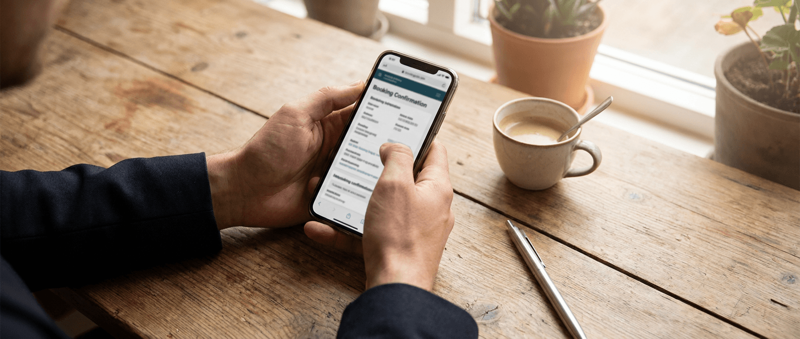 Restaurantvert ser over dagens bookinger på mobil